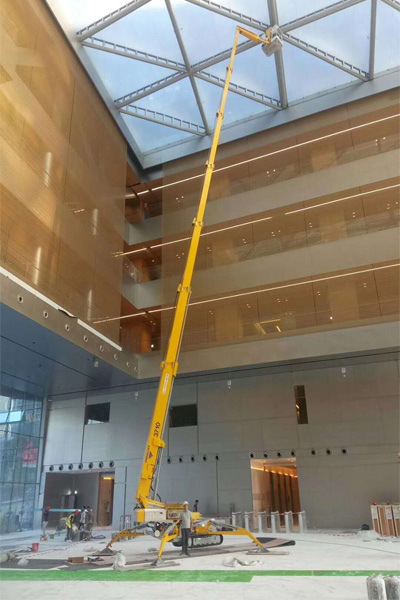 37米蜘蛛车在深圳滨海腾讯大厦安装灯具