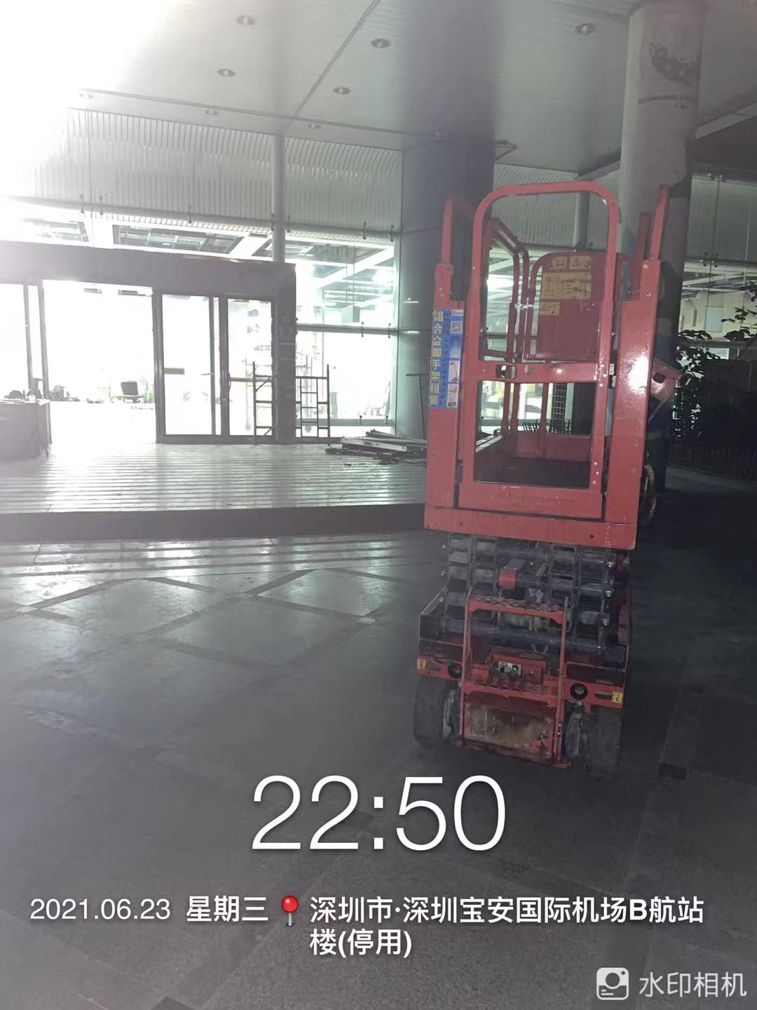 8米剪刀升降机用于深圳宝安国际机场